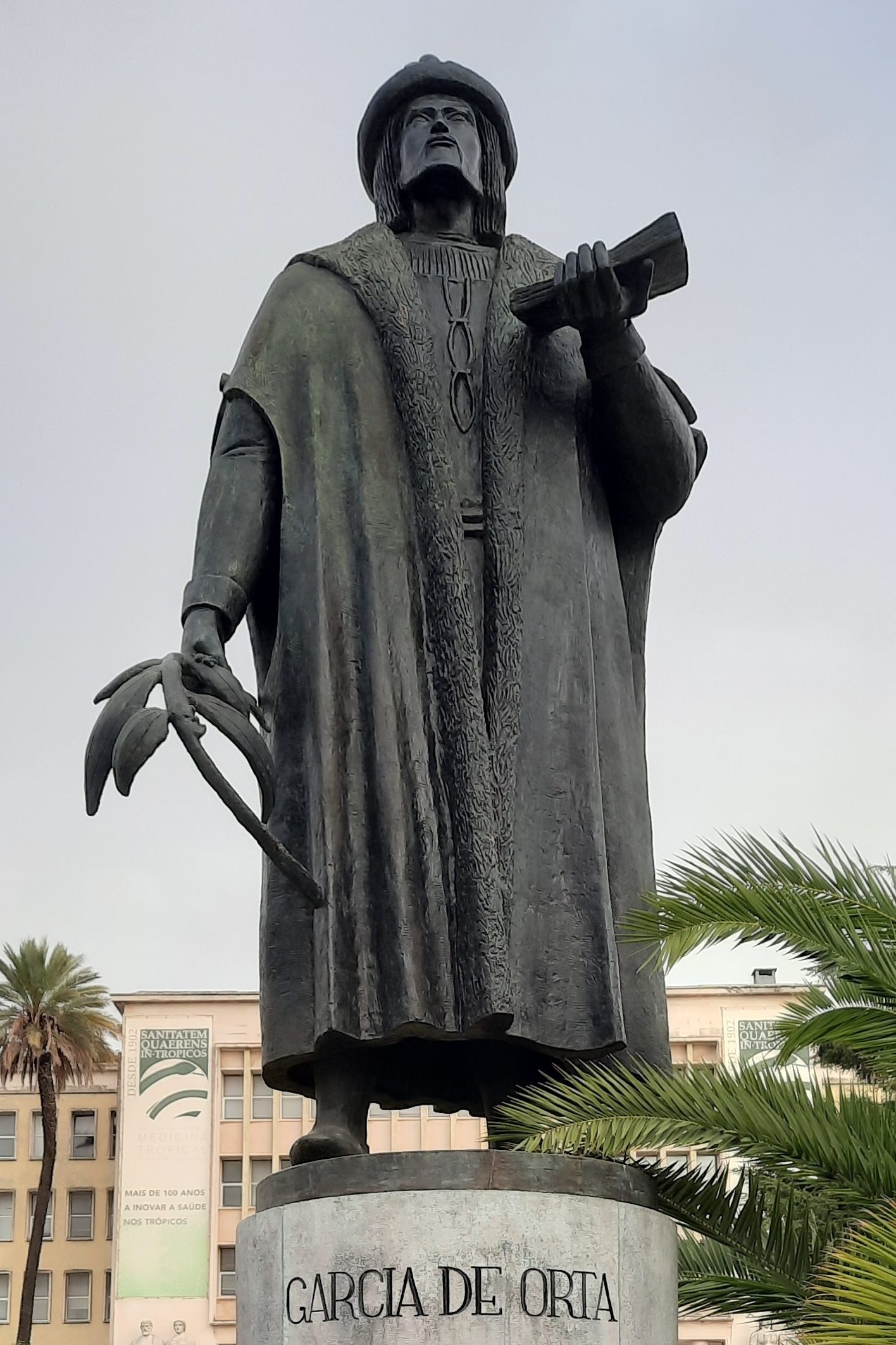 Garcia de Orta's monument, IHMT, Lisbon - 03.jpg